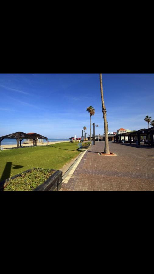 אירוח על הים Lägenhet Haifa Exteriör bild